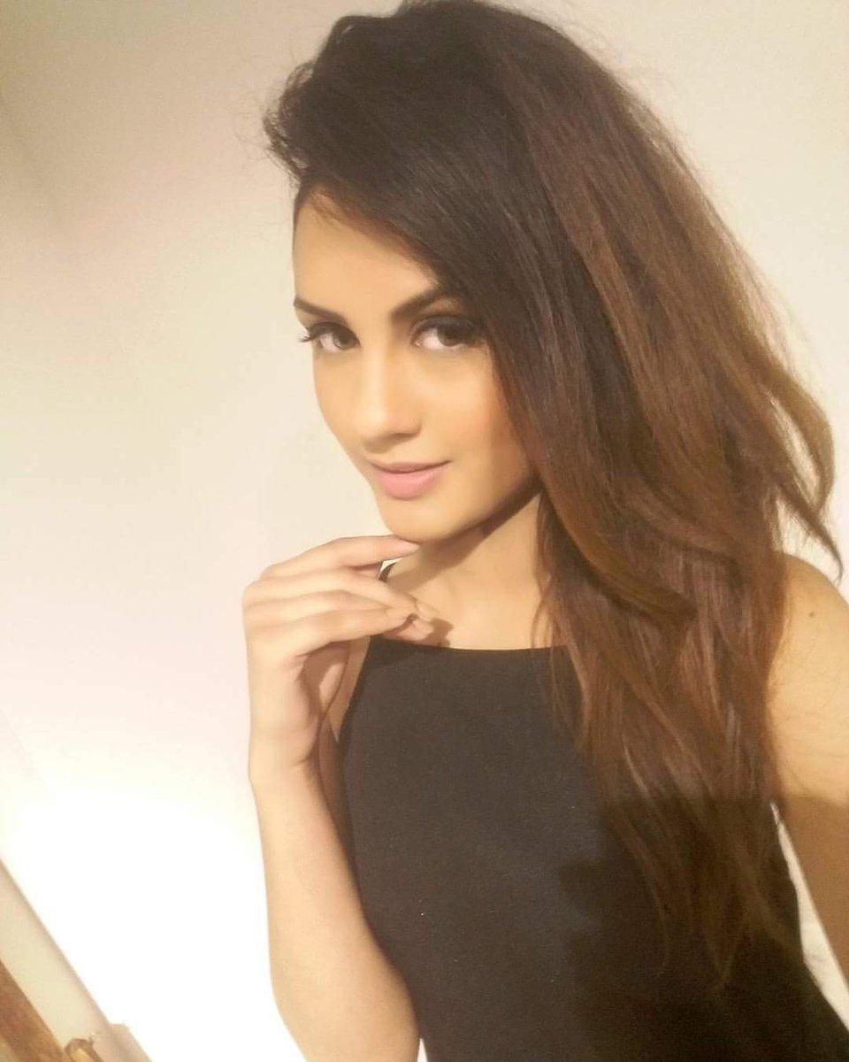 Annushka-Delhi-Escorts